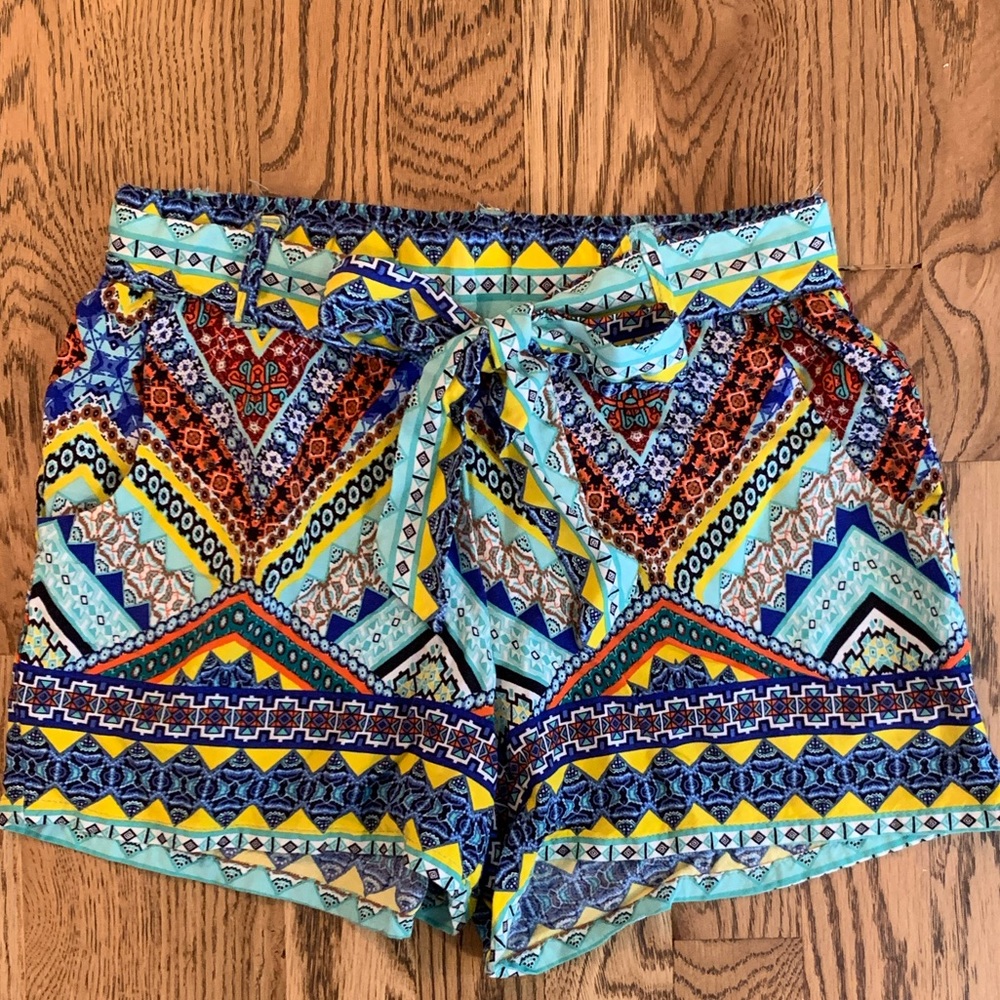 Patterned shorts with bow
